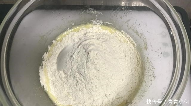 1碗面粉，2个鸡蛋，不加一滴水，松软香甜，比面包还营养好吃