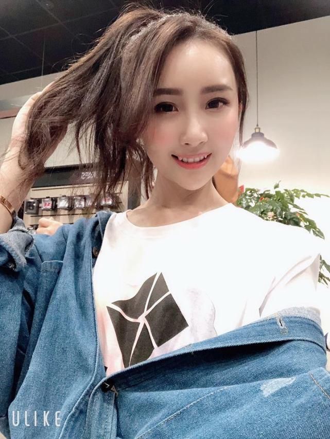 清纯系妹子俏丽马尾微笑超甜,让人就像毒瘾一般难以自拔