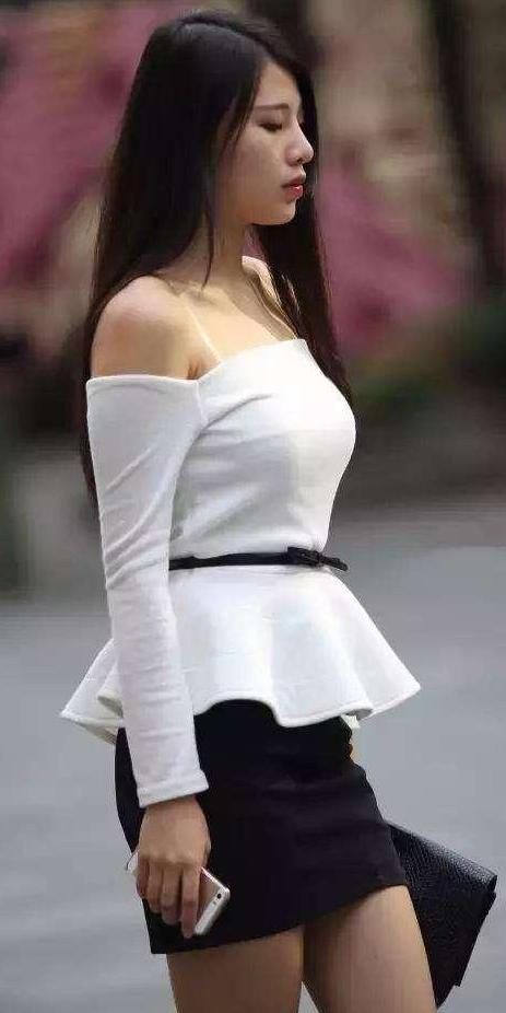  美女|美女穿搭：白色雪纺上衣搭配黑色短裙， 明艳端庄， 潇洒自信
