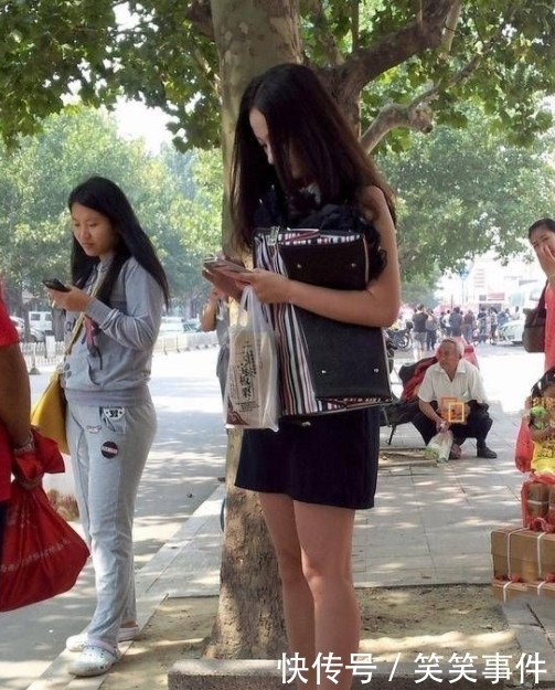 小姐姐|街拍女神:公交站台的连衣裙小姐姐,甜美时尚范