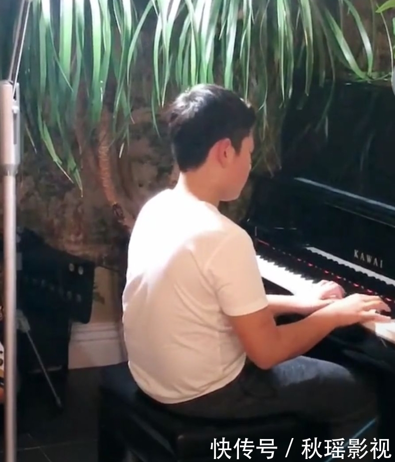 爸爸去哪儿 好久不见:还记得《爸爸去哪儿》的石头吗?如今比老爸郭涛还高…