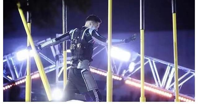 跑男|王嘉尔《跑男》挑战悬崖秋千，令人想起高以翔，节目平台前科累累