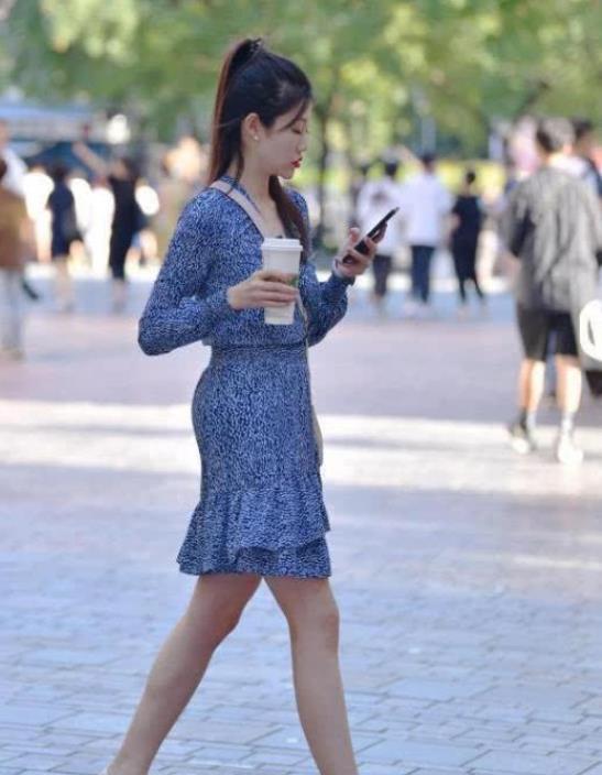 街拍:身穿吊带白裙美女,笑容甜美,把人的心都快融化了