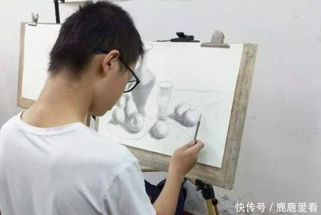 学渣遇上美术生是什么体验?临摹的明星像太搞笑,老师表示很无语