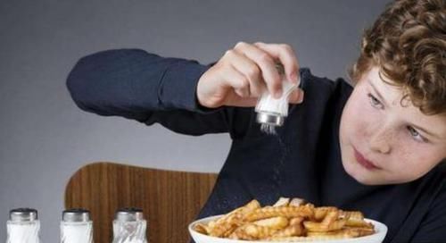 盐巴|孩子啥时候可以开始吃盐?是否越晚越好?儿科医生:家长都做错了