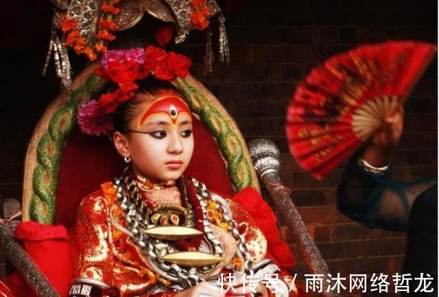 敬仰|尼泊尔最尊贵的女神:万人敬仰连国王也得下跪,退位后却无人敢娶
