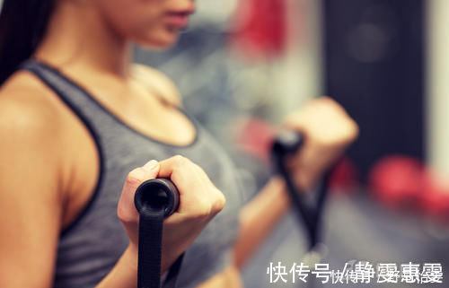 斜方肌|很瘦却“虎背熊腰”4个方法锻炼斜方肌，帮你塑形