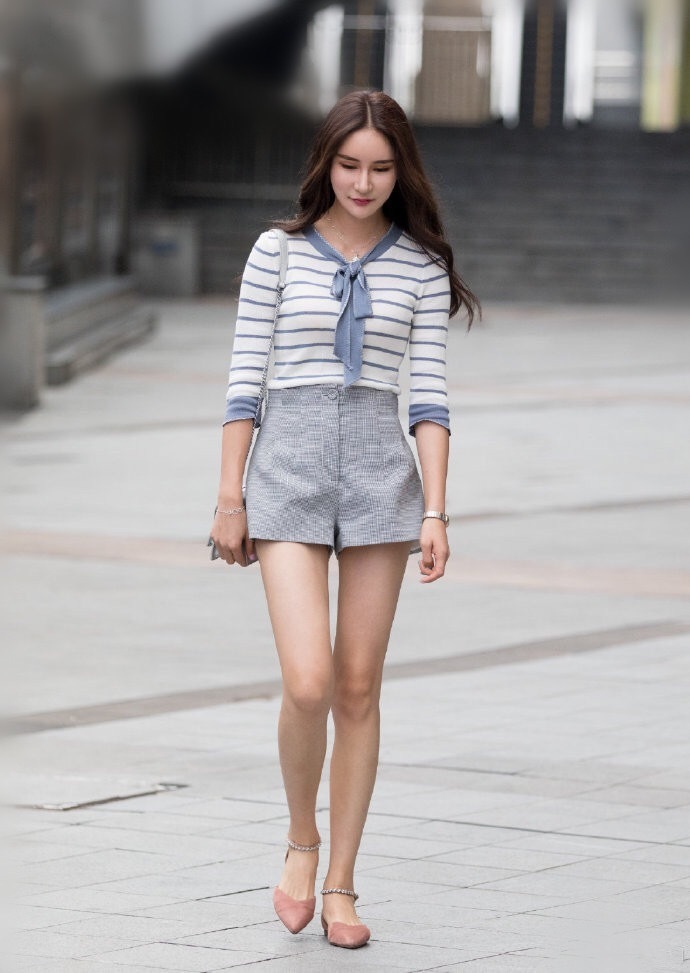 身材苗条|身材苗条的美女,一条时尚的短裙搭配吊带,轻松展现婀娜好身材