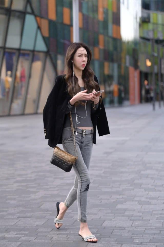 街拍:脸上化了淡淡的妆的小姐姐,蓝色牛仔装搭配帅气大方