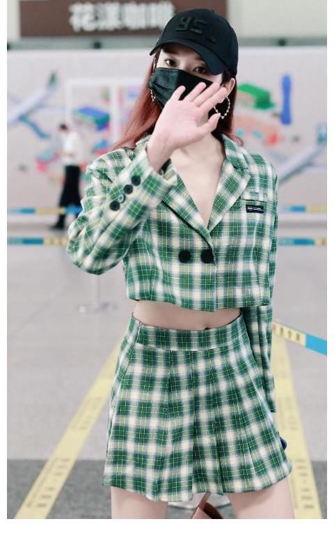 明艷動人|劉令姿路透生圖曝光，穿短裝清新自然，“芭比腰”像上帝親手捏