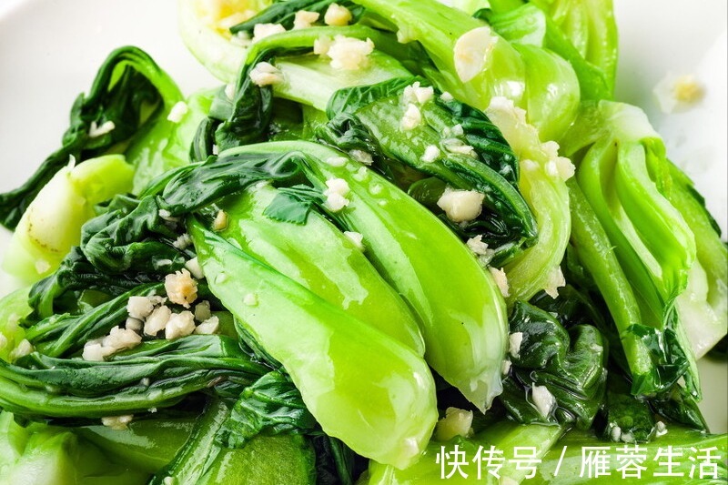 青菜|炒青菜不可直接下油锅，掌握2个关键技巧，青菜又脆又嫩不变色