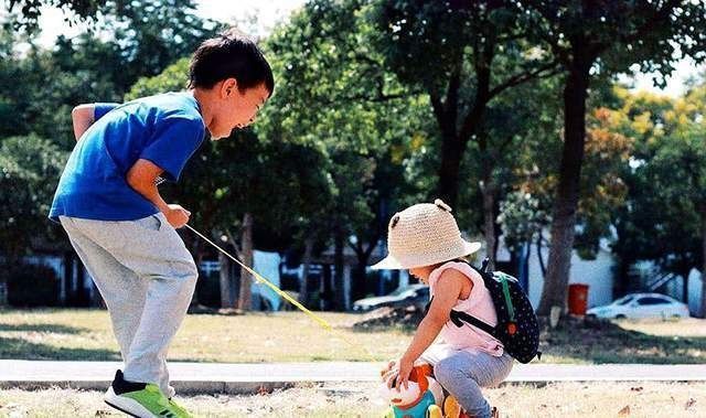 幼儿园|小班妹妹上幼儿园大哭，大班哥哥听后迅速来哄，兄妹情深让人感动