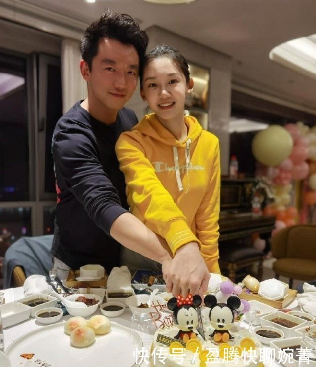 整个城市吃狗粮!“郑恺爱苗苗”出现大屏上,夫妻甜蜜羡煞旁人