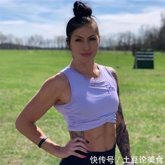 nick|她的腹肌很突出，身材很靓丽，体态偏瘦很有力量之美感