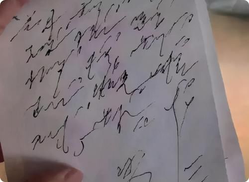 字体#大学生藤蔓体火了,字体像谜般神秘,老师看了头疼都懒得猜