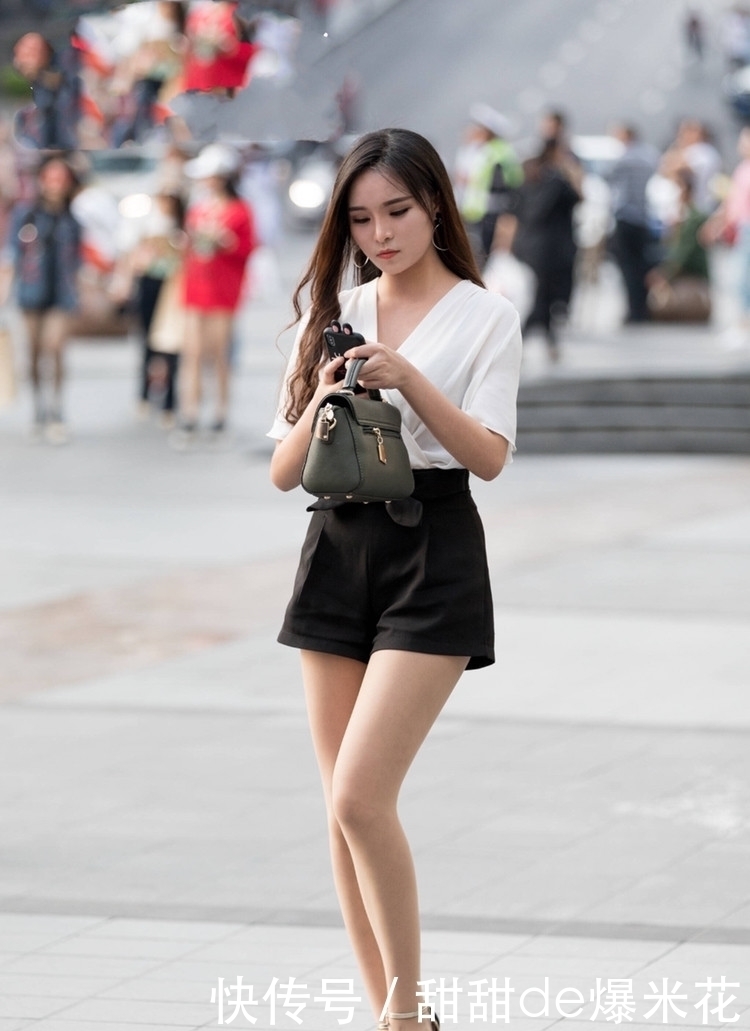 街拍|街拍：美女一身黑白色的搭配，低调中透漏着浑然天成的气质！