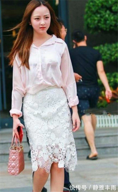 气质|街拍:蓝色无袖连衣裙,小姐姐长发飘飘,气质不凡