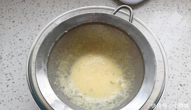 网红小吃草莓班戟,在家做不用买,一口平底锅6个小步骤搞定