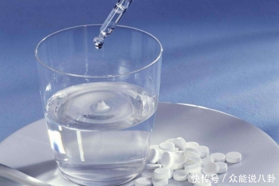 一斤盐倒进一斤水当中，最终重量是两斤，还是变少了？