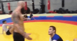 |搞笑GIF：大姐 你穿的是假裙子吧 起跳那一下真的吓到我了