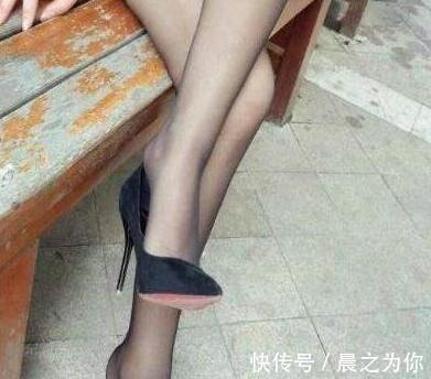 脚型 精致时尚的尖头高跟鞋配上丝袜,秀出白皙的美腿,展现不俗的魅力!