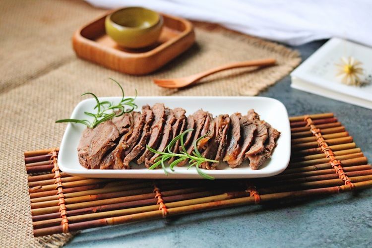 想吃卤牛肉不用再出去买了，自己在家做，味道真赞