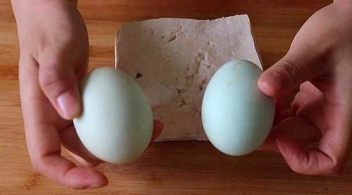 1块豆腐，2个咸鸭蛋，好吃解馋，我家一周吃6次，天天吃不够