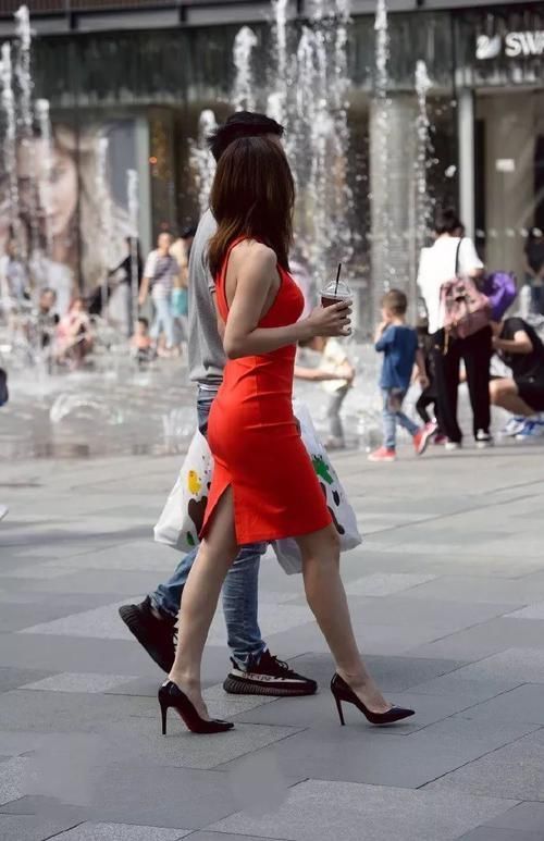 路人街拍街头一抹亮眼的“橘色”时尚,典雅气质,尽显完美身材