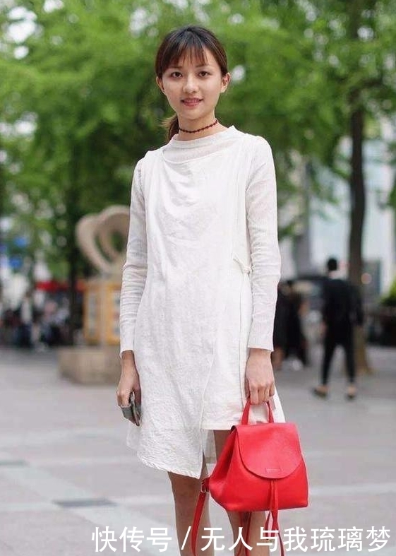 街拍:穿破洞裤的小姐姐,清爽的半腰背心特别性感