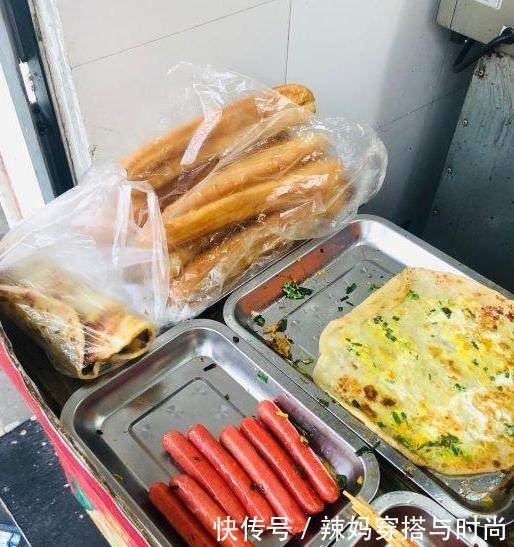 棚子|老两口卖特色早餐,一口锅一个棚子卖22年,食客太经典了!