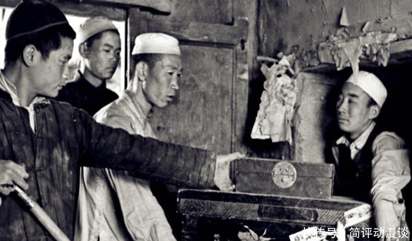 百姓|50年代批斗地主老照片:地主跪在批斗台上,百姓正在分东西!