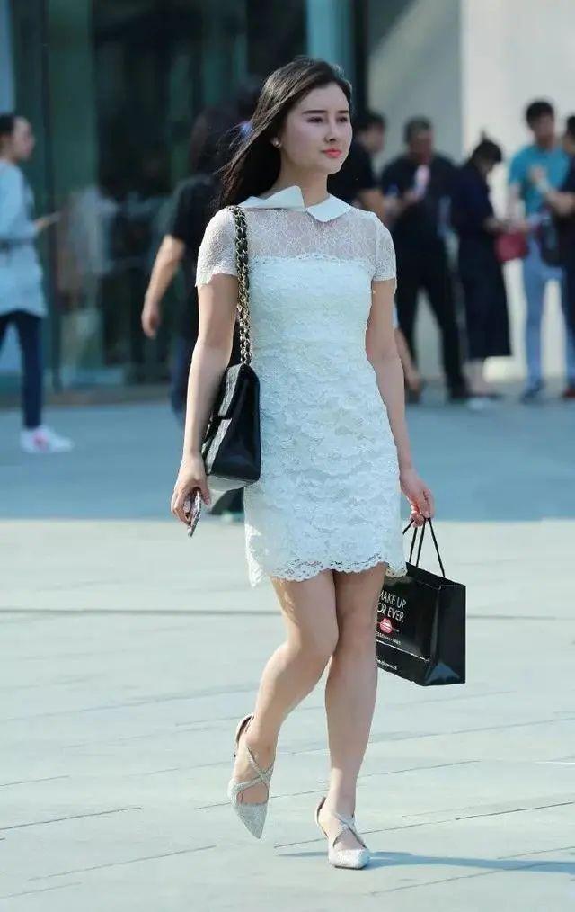 街拍:小姐姐牛仔短裤搭配露肩清凉的上衣,给人阳光甜美的感觉