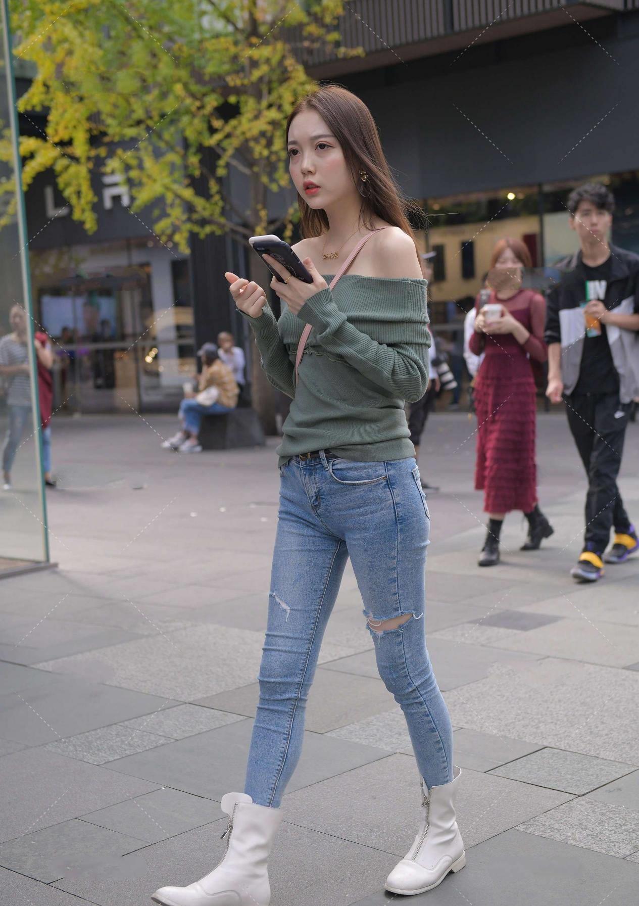 搭配|一字肩搭配牛仔裤，彰显新颖时尚，更显青春感