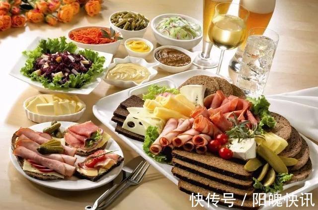 养老院|妈妈带孩子吃西餐,服务员看到餐具后说这个妈妈迟早得进养老院