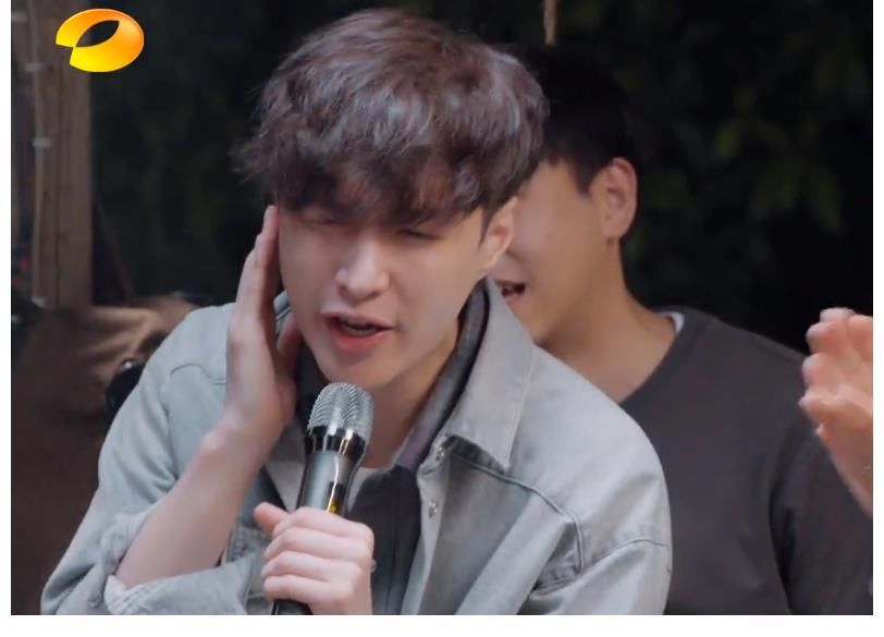 向往的生活|张艺兴唱《征服》副歌,那英的眼神是对他能力的最大肯定!