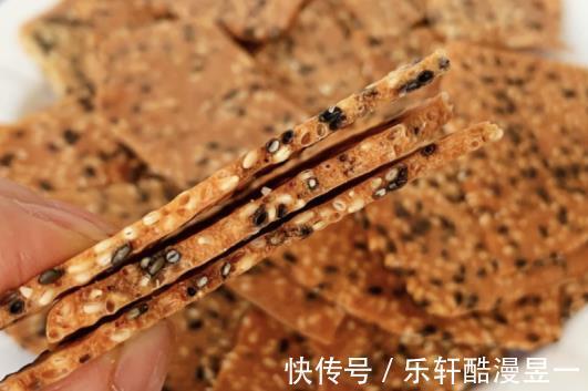 色拉油|不加黄油的饼干好吃吗自制芝麻薄脆，十分钟搞定一整盘！