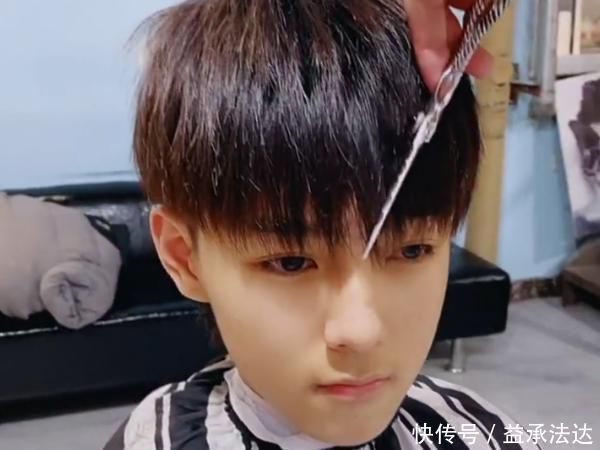 理发店|小男孩换了款社会人发型后,气质瞬间变高冷,女生:完全没办法淡定了