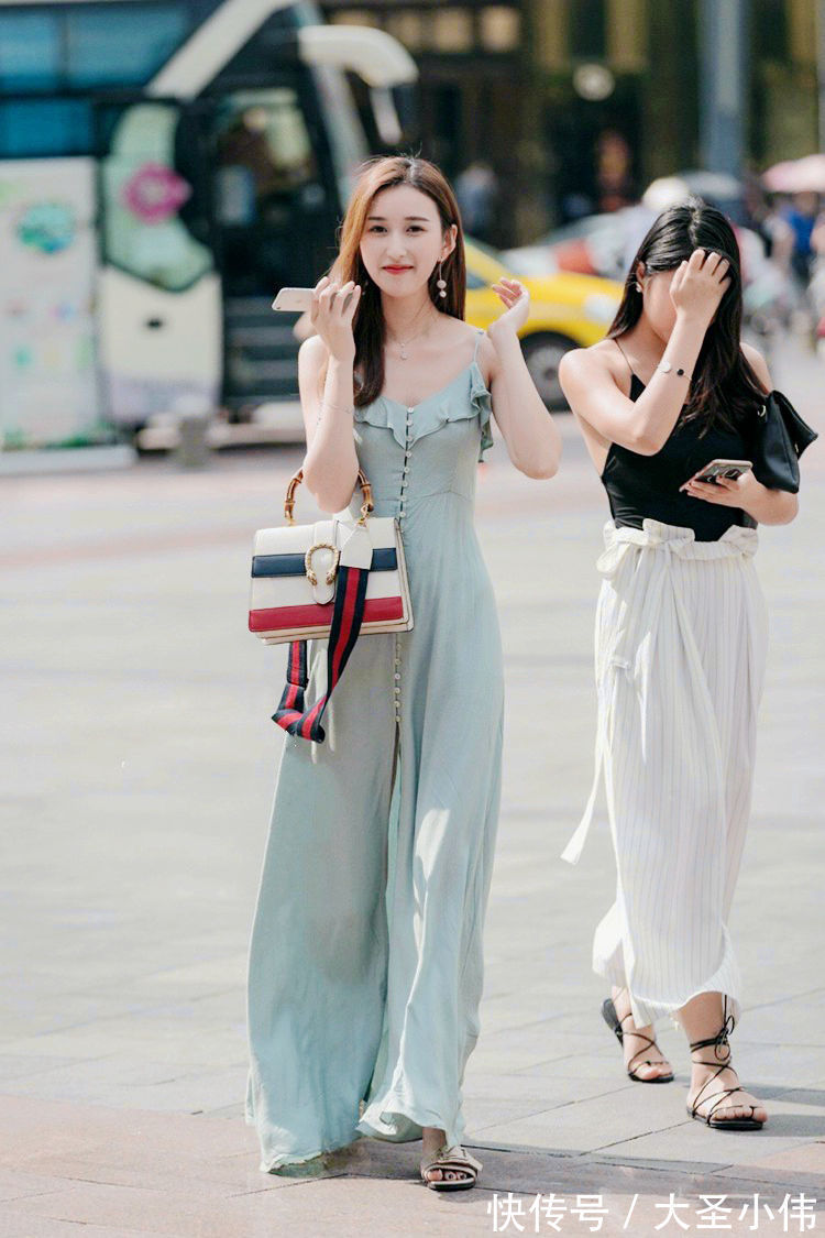 街拍|美女街拍：小姐姐穿的浅绿色长款连衣裙，颜色很素雅，真是美得赏心悦目