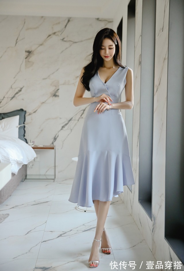釉彩|女神孙允珠高清时尚搭配：浅蓝釉彩玻璃缤纷甜美鱼尾裙