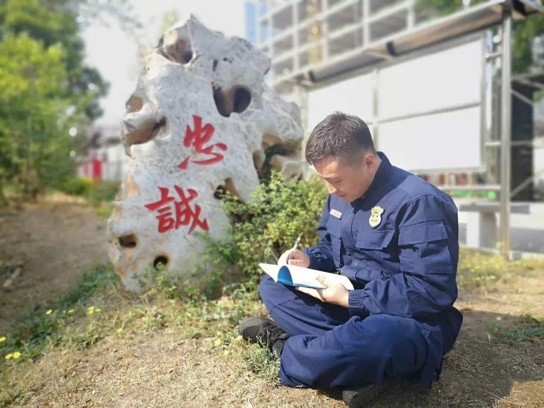  朋友|小编带你了解蓝朋友的在线表情！！