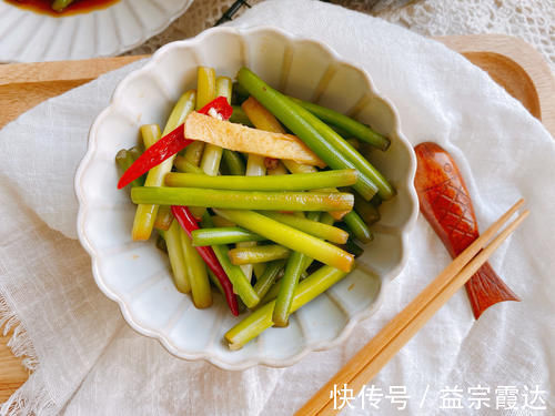 酸辣|多年的腌蒜苔配方，记住“6味3细节”，酸辣脆爽，2小时就能吃