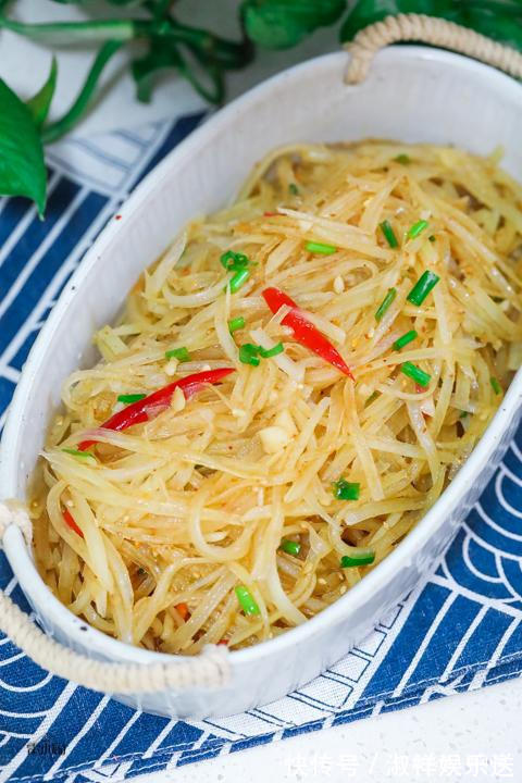 凉拌土豆丝,直接焯水就错了,记住这3点,土豆丝清脆爽口不发黑