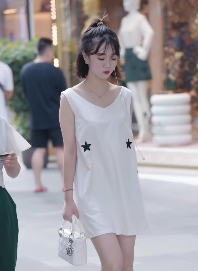 美丽动人|街拍是个精美漂亮的漂亮小姐姐,单纯性讨人喜欢美丽动人