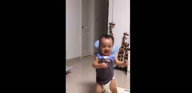 妈妈|心疼!宝宝学走路摔倒后不服气,爬起来继续摔,旁边妈妈笑翻了