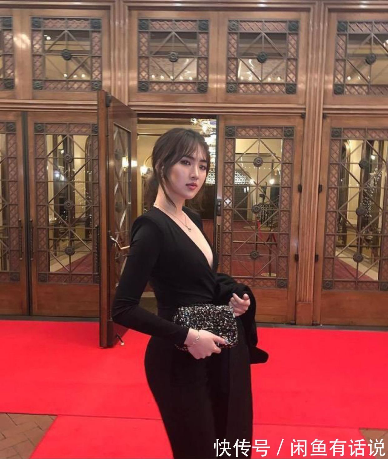 气质感|姚安娜改变风格,穿一身男士西装配利落短发,富家千金变职场精英