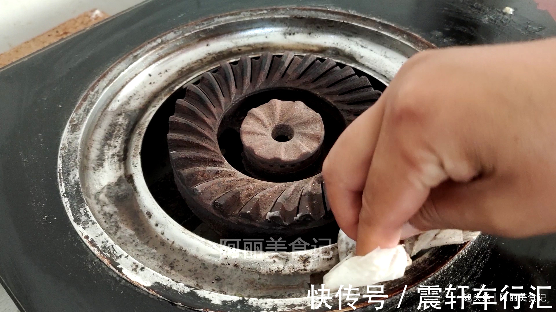 今天才知道，把白醋倒在燃气灶上，一年省出好几百开支，方便实用