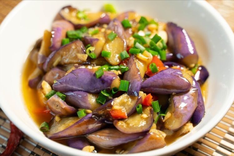 炒茄子切忌直接下油锅，厨师长教你一招，炒出来不发黑也不油腻