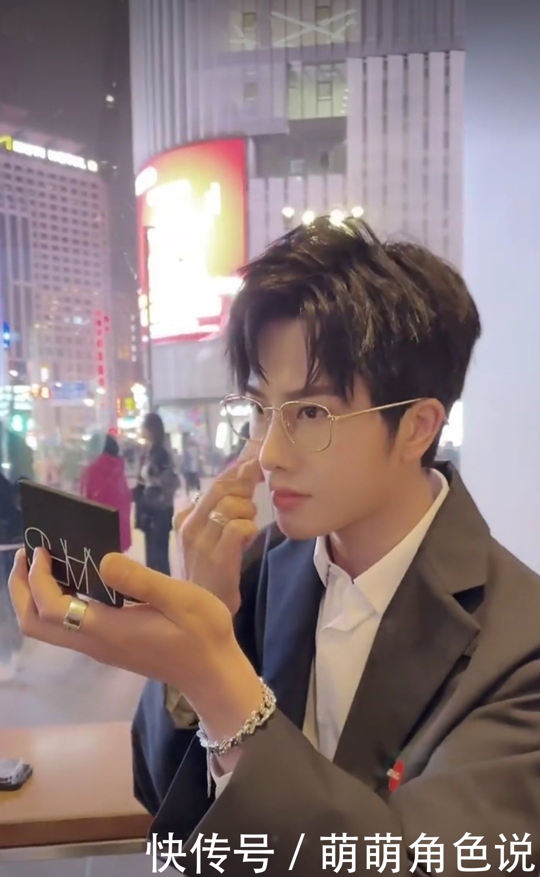 小鲜肉|越来越精致的小鲜肉们:戴手膜、化浓妆,比女生更在乎形象