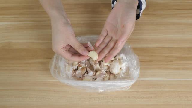 今天才知道，大蒜两头有个小机关，轻轻一捏就能去皮，太省事了