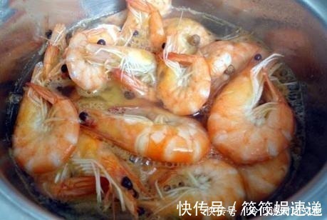 大虾|水煮大虾，放盐还是放醋牢记3个要点，虾肉鲜嫩，还无腥味